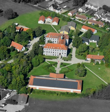 hovedbygning-med-sorthvide-omgivelser_1280x853